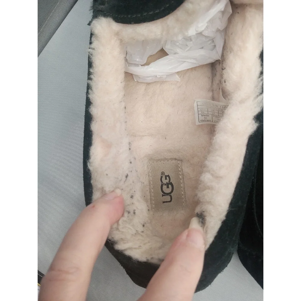 UGG‎ Mens Ascot Slipper Black Suede Size 18 Has A Spot.